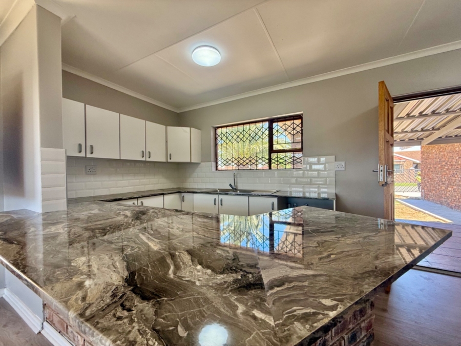4 Bedroom Property for Sale in Bluewater Bay Eastern Cape